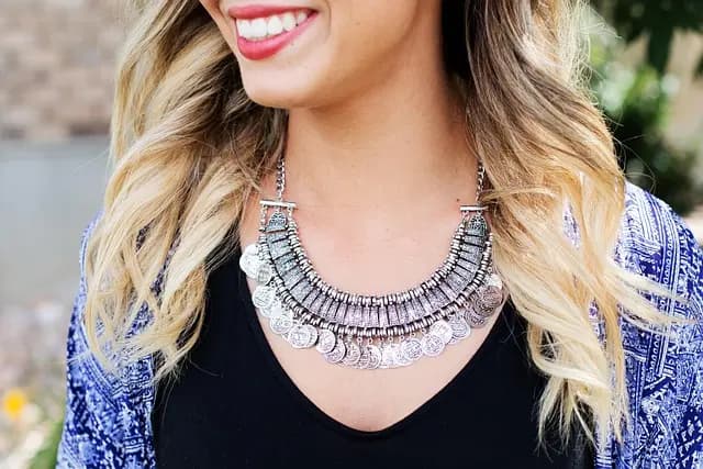 Cómo elegir accesorios versátiles que realzan tu estilo personal