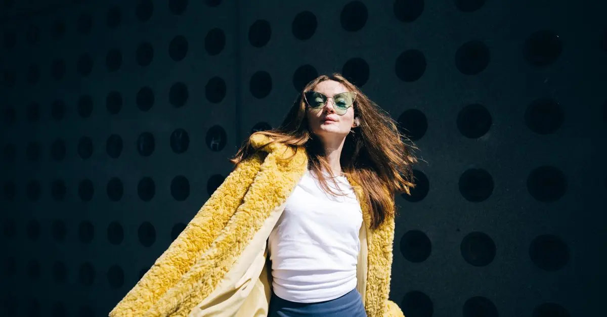 Cómo combinar prendas básicas para un look impactante