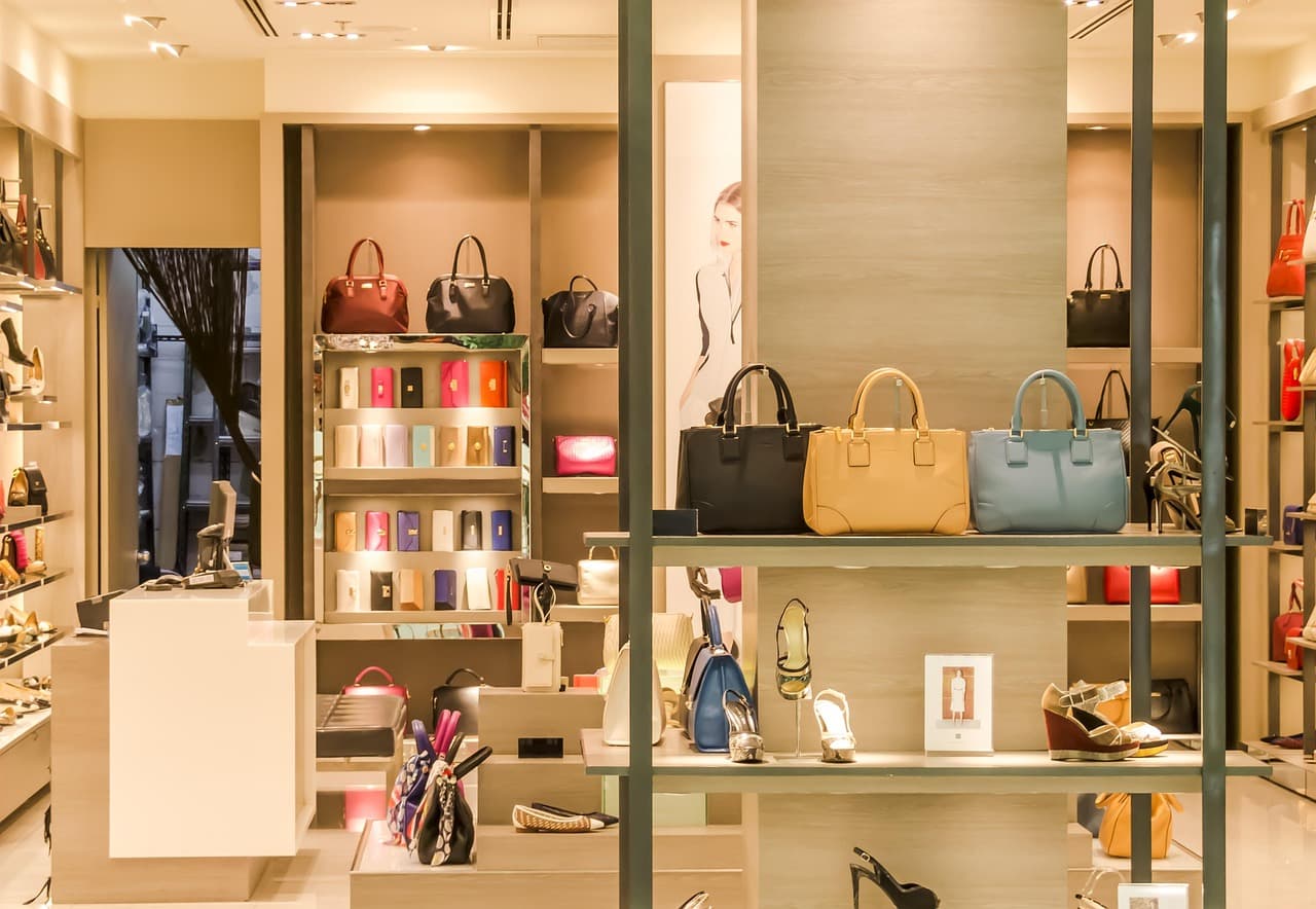 Cómo adaptar tu estilo personal a las tendencias de moda
